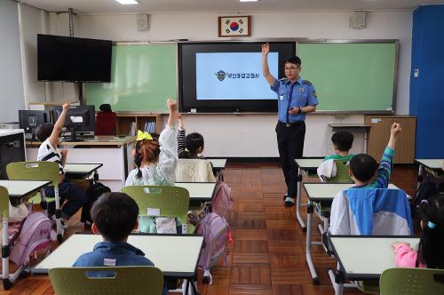 부산해경서장, 늘봄학교 재능기부 릴레이 행사참여(24.05.17.) 사진3