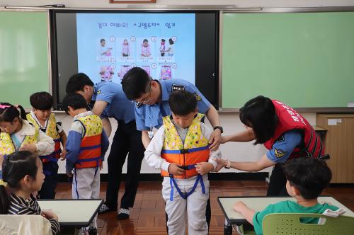 부산해경서장, 늘봄학교 재능기부 릴레이 행사참여(24.05.17.) 사진5