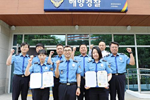 김영철 창원해경서장, 고현파출소 근무자 2명 표창 수여(240530) 사진1