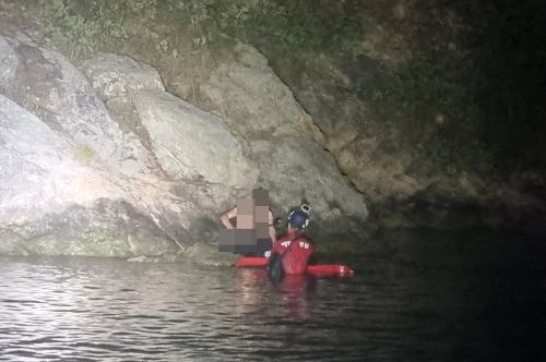 창원해경, 마산 용호마을에서 야간 해루질하던 고립자 구조(240824) 사진1