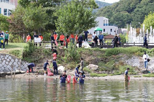 창원해경, 국제연안정화의 날 기념해 청정한 마산만 만들기 위해 발벗고 나서(240926) 사진1