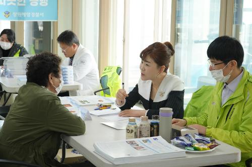 창원해경, 도서 및 어촌 지역민 대상 봉사활동 무료나눔 통해 따뜻한 정 나눠(241113) 사진3