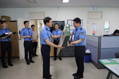 (24.06.11) 동해청장, 출산가정 직원 격려 사진1