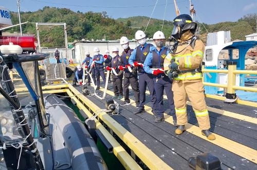 221024 동해해양경찰서_ 동절기 계류어선 화재대비 대응역량 강화 사진1