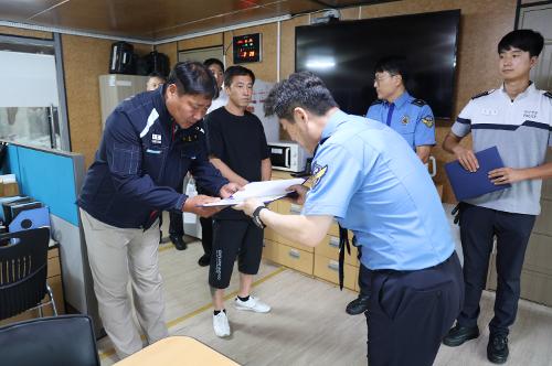 230828 동해해경, 순긋해변 익수자 구조한 선장 2명에게 감사장 전달 사진2