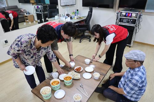 230920 동해해경, 추석 및 노인의 날 맞이하여 도시락 나눔 및 재능 기부 공연으로 즐거움을 선사하다 사진1