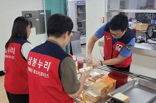 230920 동해해경, 추석 및 노인의 날 맞이하여 도시락 나눔 및 재능 기부 공연으로 즐거움을 선사하다 사진4