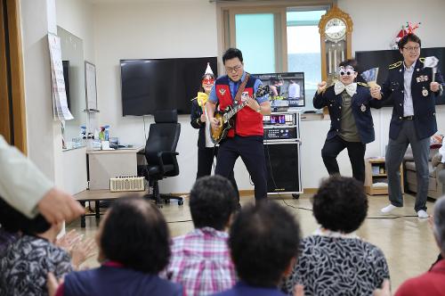 230920 동해해경, 추석 및 노인의 날 맞이하여 도시락 나눔 및 재능 기부 공연으로 즐거움을 선사하다 사진3