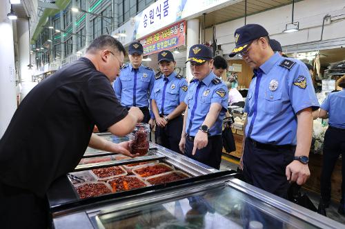 [포토뉴스]동해해양경찰서장, 추석 명절맞이 전통시장 방문 사진3