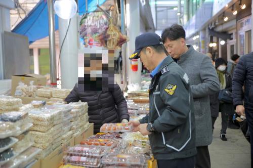 240207 동해해경 설날 명절 맞이 전통시장 방문하여 지역 경제 살리기 앞장  사진1