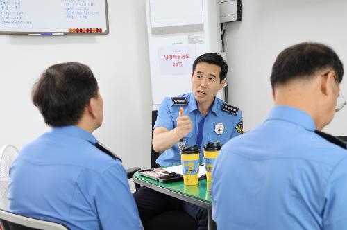 240712 동해해양경찰서장 성수기 대비 삼척 장호 어촌마을 사업장 현장 점검 사진1