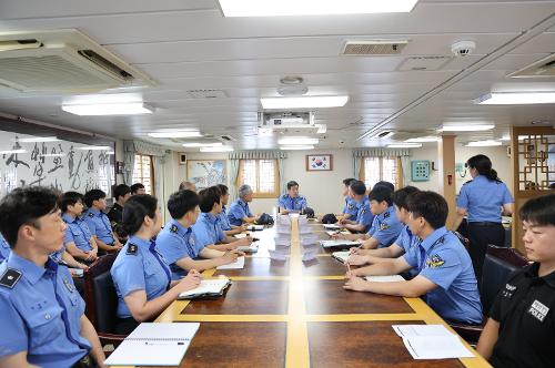 240719 동해해양경찰서장 성수기 경비함정 긴급출동 태세 등 현장점검.소통의 시간 가져 사진3