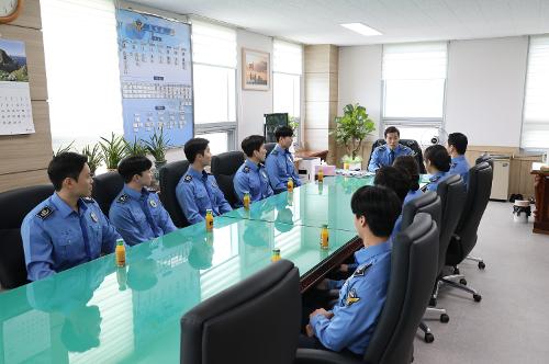 241021 동해해양경찰서장 신입경찰관 10명 간담회 사진1