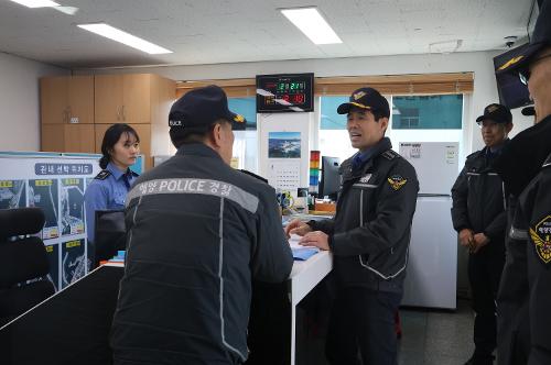 250221 동해해양경찰서장, 동절기 해양안전사고 예방 위한 치안현장 점검  사진3