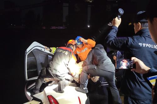 250921 동해해경·소방, 해상 추락 차량서 4명 신속 구조 1