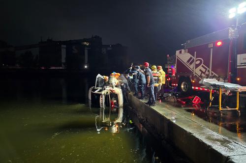 250921 동해해경·소방, 해상 추락 차량서 4명 신속 구조 2
