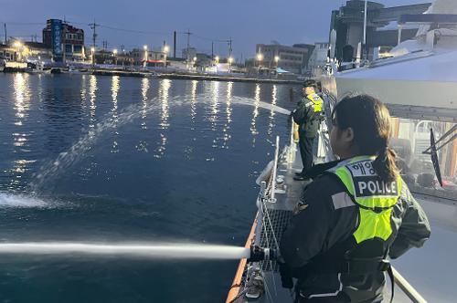 251101 삼척항 계류 어선 기관실 침수... 동해해경, 신속 대응으로 피해 막아 1