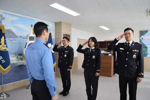 251103 동해해양경찰서, 가족과 함께하는 특별승급 및 승진임용식 개최 1