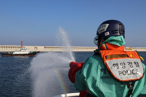 251113 동해해경 케미컬 운반선 황산유출·화재 대응 합동훈련 실시 1