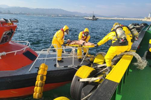 251113 동해해경 케미컬 운반선 황산유출·화재 대응 합동훈련 실시 3