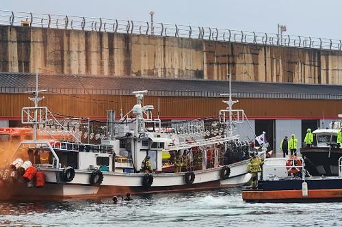 251125 동해해경 울릉파출소, 집단계류 어선 화재 대비 민·관 합동훈련 실시 2