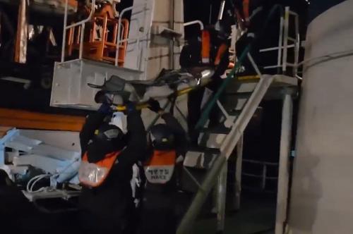 251204 동해해경, 울릉도 뇌막염 응급환자 경비함정 긴급 이송 2