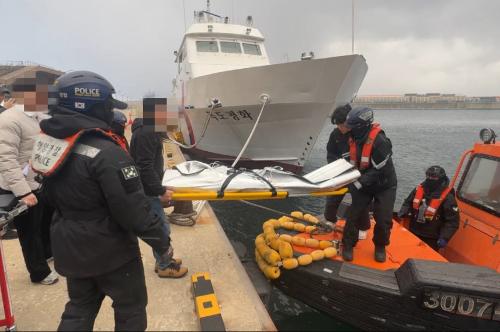 251204 동해해경, 울릉도 뇌막염 응급환자 경비함정 긴급 이송 1