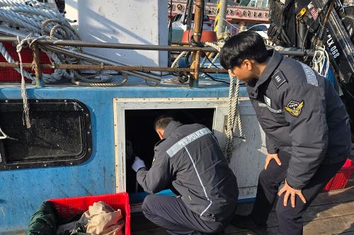 251211 정박 중에도 위험은 있다…동해해경, 겨울철 정박어선 화재 예방 합동점검 실시 2