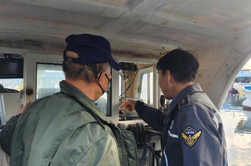 251211 정박 중에도 위험은 있다…동해해경, 겨울철 정박어선 화재 예방 합동점검 실시 3