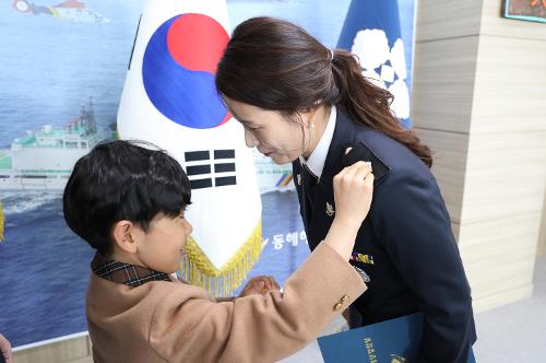 (26.02.02.) “아빠·엄마의 계급장을 가족이 달아주던 날”...가족과 함께한 동해해경 승진임용식 5