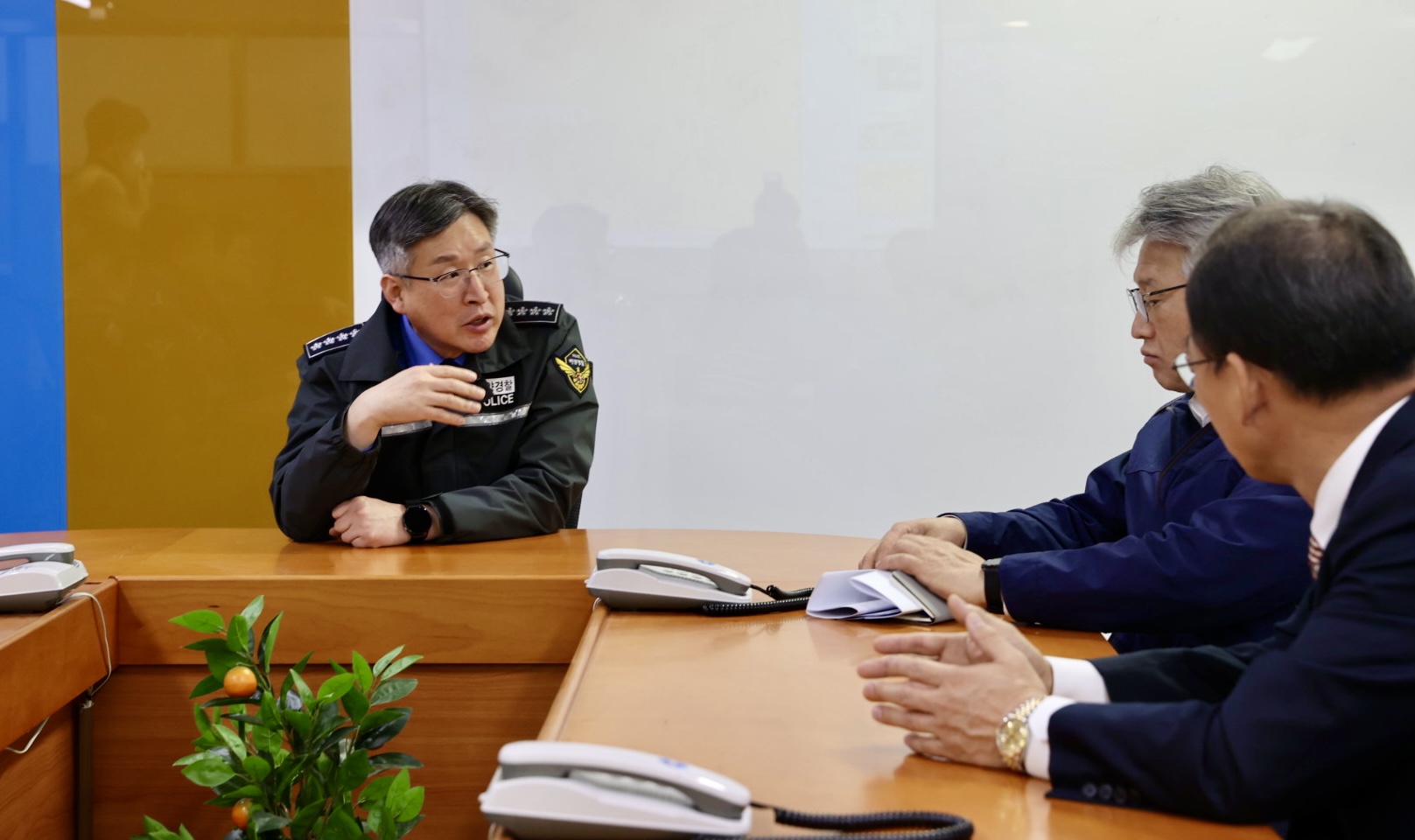 김종욱 해양경찰청장이 인천공항 대테러 상황실을 방문 담당자로부터 설명을 듣고 있다. (2)