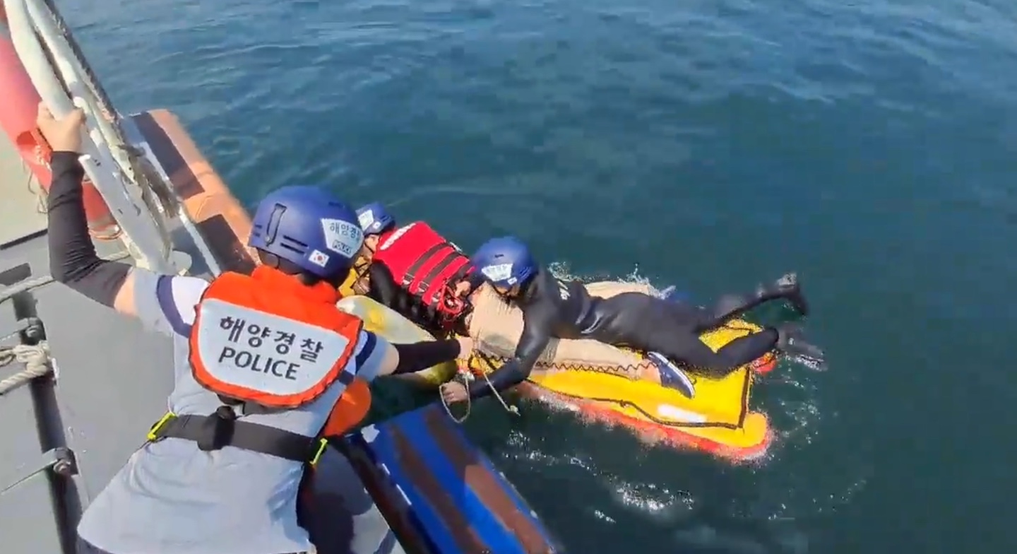 240819 태안해경, 민어도 갯바위 고립객 2명 직접 입수 구조