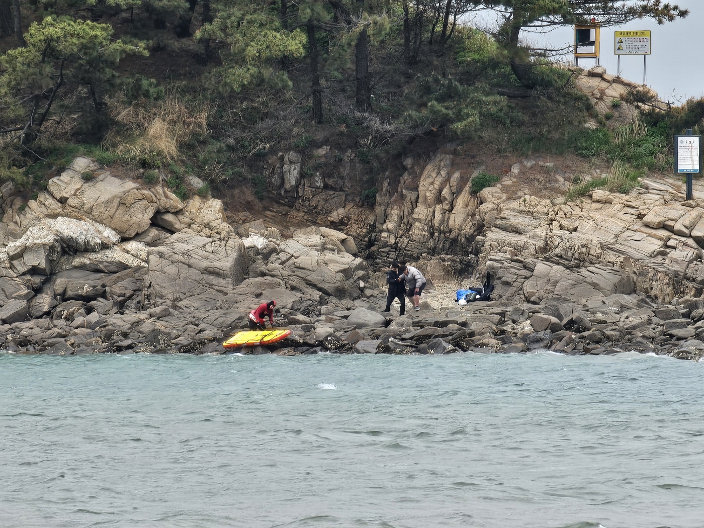 태안해경이 소분점도 갯바위 응급환자를 구조하는 모습
