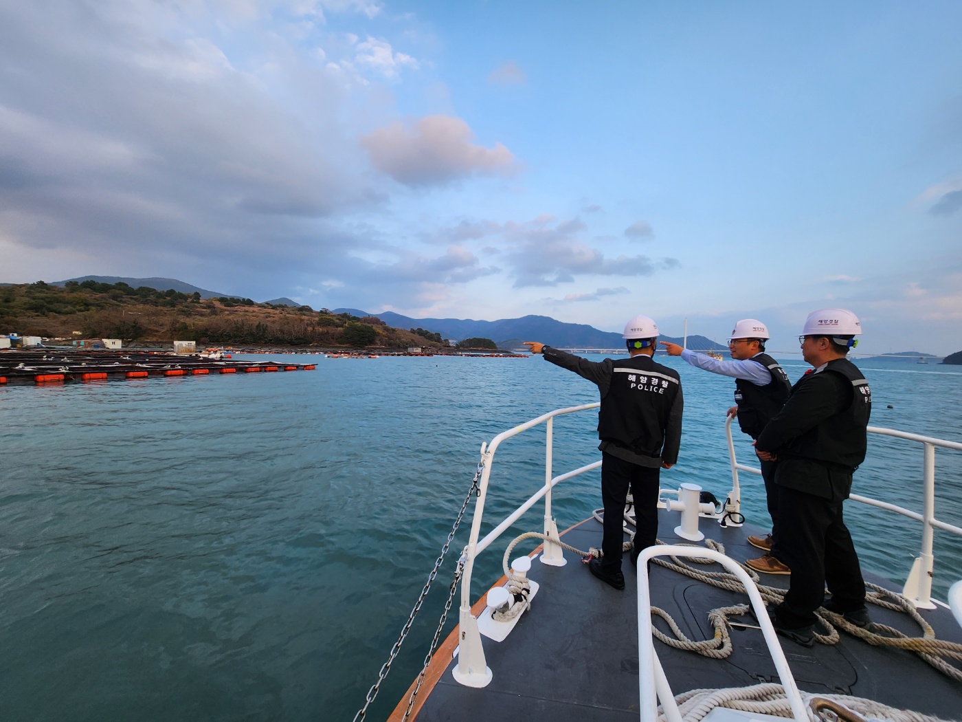 여수해경이 수출용 패류생산 지정해역 해양오염 여부 등 점검중인 사진
