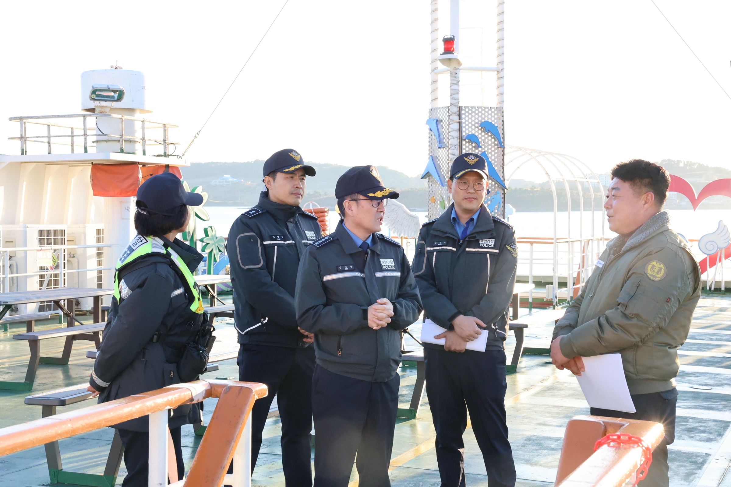 김기용 여수해경서장이 해상 해맞이 유선 현장 점검중인 사진