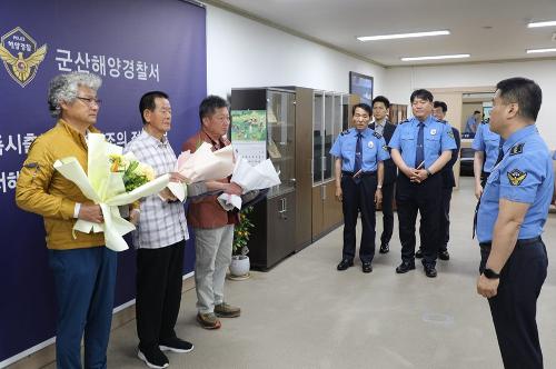 260520 바다로 걸어 들어가던 여중생 구조한 연안순찰단에 감사장 수여 2
