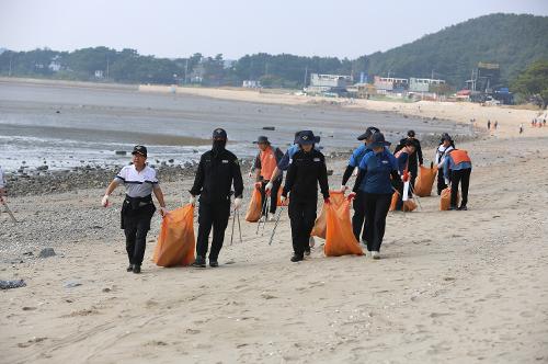 241008 인천해경, 국제 연안정화의 날 기념 정화활동 펼쳐 사진2