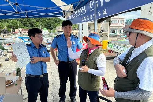 240911-도두항 바닥에 새겨진 ‘낚시어선 구명조끼 착용 필수‘ 포스터 사진4