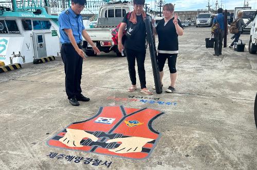 240911-도두항 바닥에 새겨진 ‘낚시어선 구명조끼 착용 필수‘ 포스터 사진1