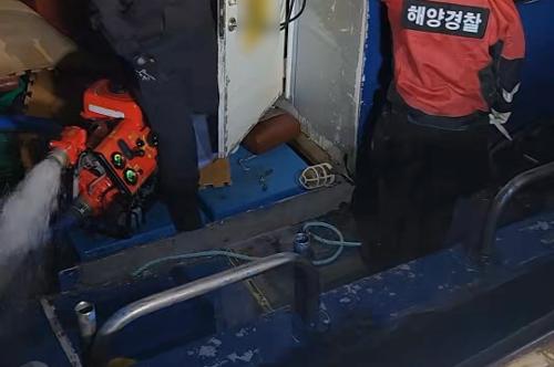 251023-추자 신양항 내 기관실 침수선박 발생