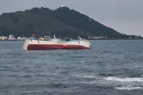 251104-협재포구 인근 해상 어선 좌초사고 발생(종합) 3