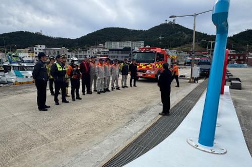 251112-화염보다 빠르게! 해경소방 합동으로 어선화재 완벽대응 훈련 2