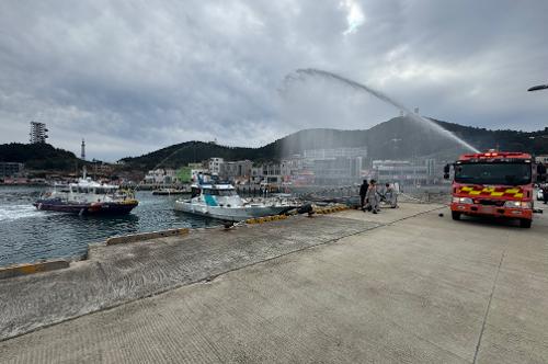 251112-화염보다 빠르게! 해경소방 합동으로 어선화재 완벽대응 훈련 3