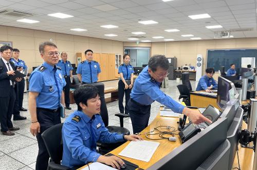 김용진 중부해경청장, 긴급 구조태세 점검과 항공 조종사 교관 승급 격려 (2024.5.7.) 사진1