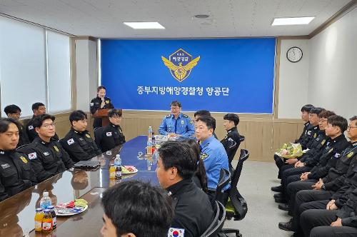 김용진 중부해경청장, 긴급 구조태세 점검과 항공 조종사 교관 승급 격려 (2024.5.7.) 사진3