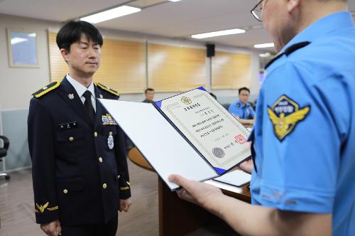 중부해경청, 24년도 모범공무원 수여식(2024.6.27.) 사진7