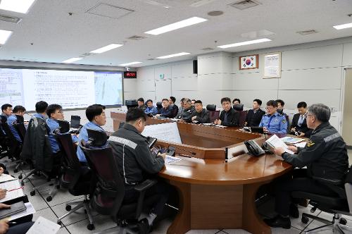 240320_김종욱 해양경찰청장, 일본 시모노세키해역 전복선박 관련 대응상황 확인 점검 사진3