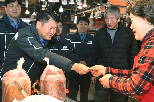 250121_해양경찰청장 직무대행 오상권 차장, 인천 연안부두 수산시장 방문 사진3