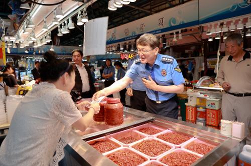 250930_김용진 해양경찰청장, 추석맞이 전통시장 방문 2