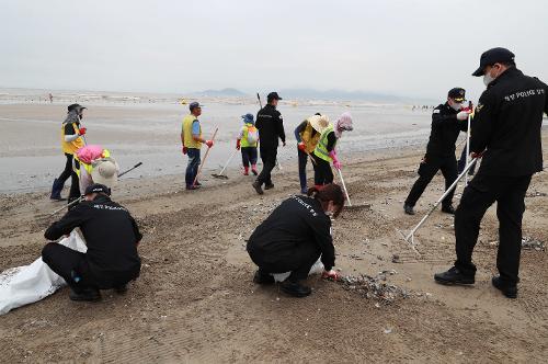 남해지방해양경찰청, 다대포해수욕장 해변정화활동 실시 사진1